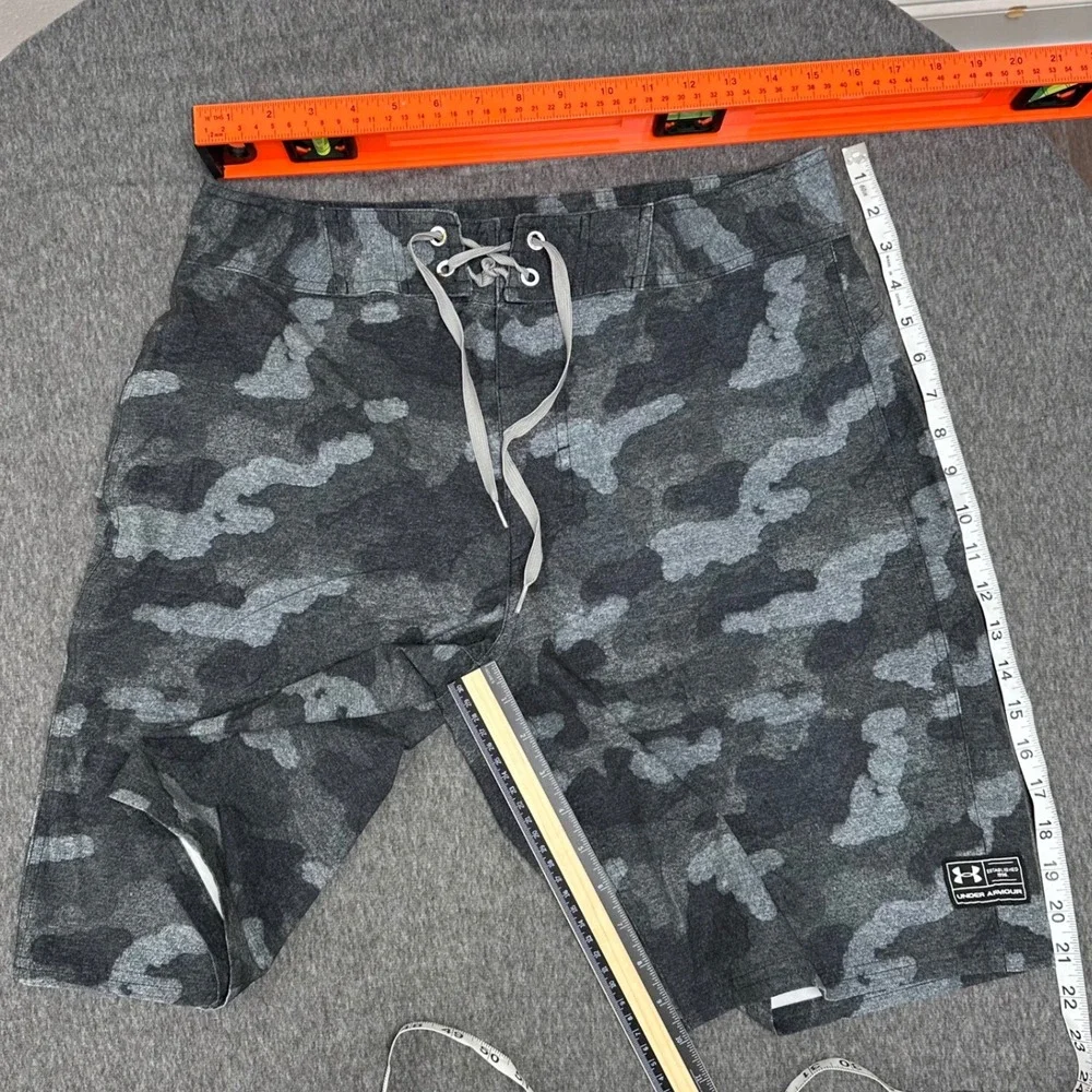Under‎ Armour Camo Swim Trunks Board Shorts HeatGear Loose Fit Size 32